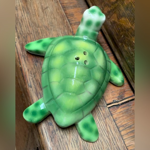 Vintage Green Glazed Ceramic Figural Turtle Shaped Salt Pepper Shaker Figurine - Picture 3 of 14